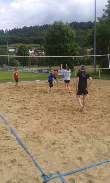 Hier wird gespielt: gepflegter Sand und neu justiertes Netz in Straßberg.
